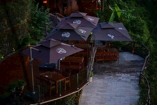 夜晚中的温馨户外休闲区