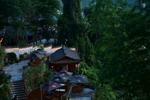 山林中的古朴小屋景观