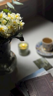 花瓶中的水仙花