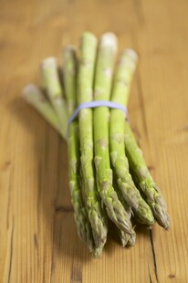 新鲜绿芦笋摆放在木桌上