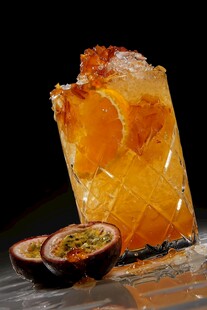 橙香百香果冰饮
