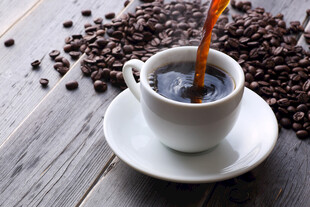 咖啡杯中注入香浓咖啡