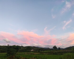 晚霞映照下的田野美景