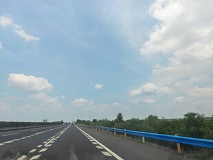 宽阔公路伸向远方