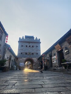 古街城楼静谧清晨景象