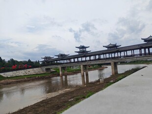 古风廊桥横跨河畔美景