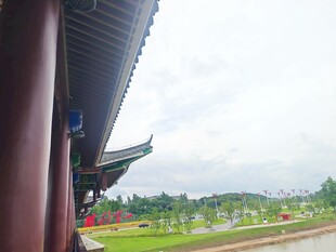 古建屋檐下的户外景致