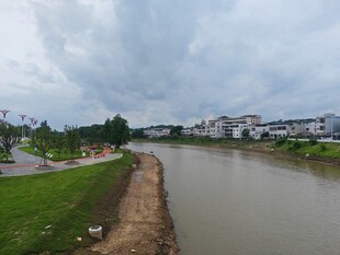 河边城镇风景