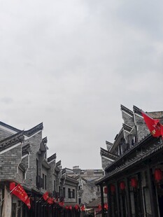 古街中式建筑挂红灯笼