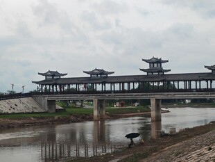 古风廊桥横跨平静水面