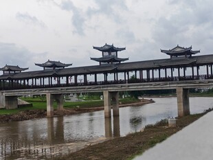 古风廊桥横跨河流