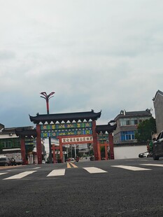 中式牌坊前的开阔道路