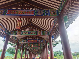 中式长廊的精美彩绘