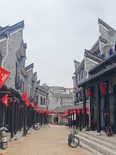 古街中式建筑挂红旗景象