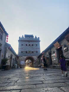 古城街道上的悠闲时光