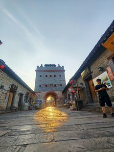 古街落日下的中式建筑景观