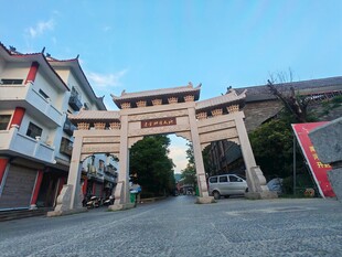 古牌坊立于宁静街巷口