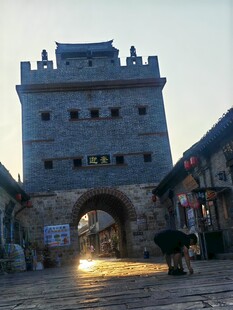 古城门洞下的古朴景致