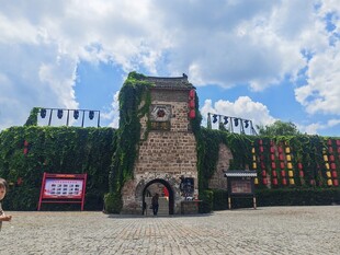 古门楼前的绿植装饰景观