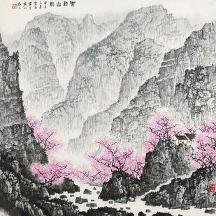 水墨山水间的烂漫桃花