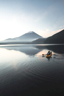 富士山下湖面泛舟美景