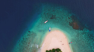 俯瞰美丽海岛浅滩风光