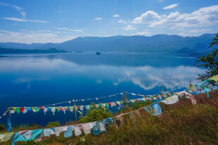 湖畔经幡与宁静湖景
