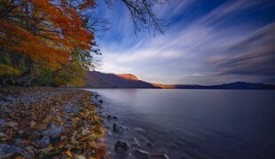 秋日湖畔美景