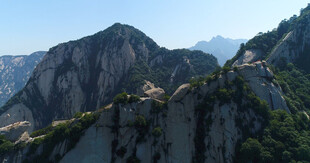 巍峨险峻的壮丽山景