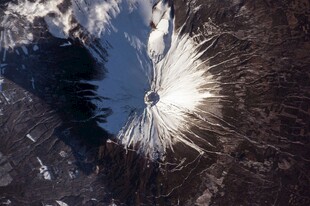 俯瞰壮丽雪山景观