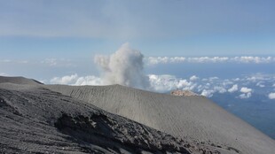 火山之巅云雾缭绕景观