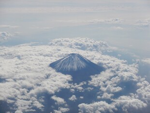 云端之上的巍峨富士山