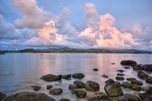 海边晚霞与礁石美景