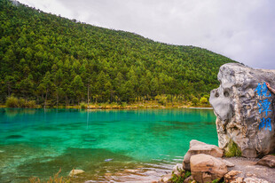 湖畔石雕与翠绿山水美景