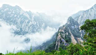 云雾缭绕的壮丽山峰