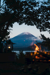 湖畔篝火旁的富士山美景