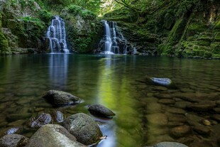 山间清澈潭水与双瀑布