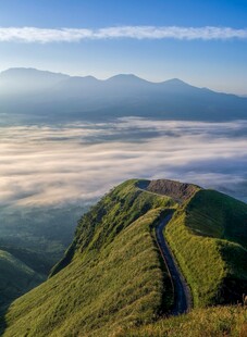 山间云海中的蜿蜒小路