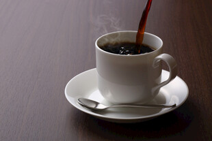 咖啡倒入白色咖啡杯