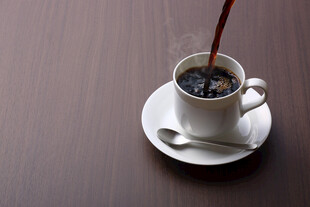 咖啡正倒入白色咖啡杯中
