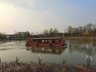 湖上泛舟赏景画面