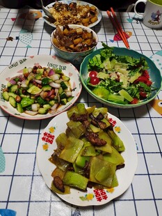 丰盛多样的家常菜肴