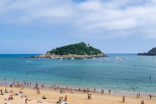 热闹海滨沙滩与海中绿岛