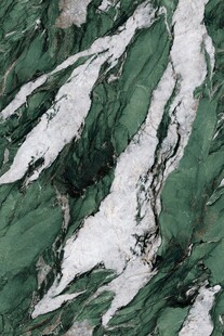 翠绿山峦间的白色纹理