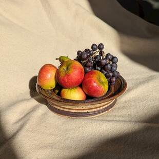 碗中多彩水果静物图