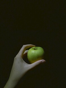 手托青苹果