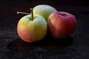 三个色泽诱人的新鲜苹果