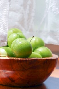 木碗中的青苹果
