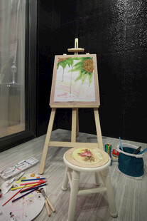 室内画架旁的绘画创作场景