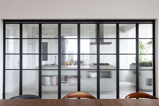 现代简约玻璃隔断室内场景